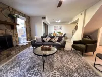 Newly Renovated Townhome near Marietta Square, 2 King Beds - 3-نجوم