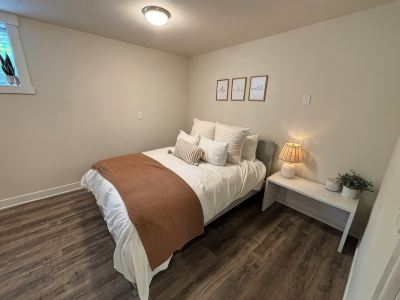 Convenient modern 2br home, 5 mins from airport.