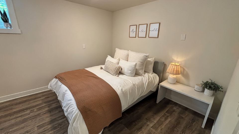 Convenient modern 2br home, 5 mins from airport.