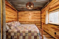 Private 3.5 acre Waterfront Cabin with Hot Tub, WiFi, Minutes from Nashville