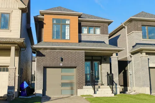Newly Built 3-bedroom house with WiFi, Parking and AC 15 mins to the Falls - 3-Star