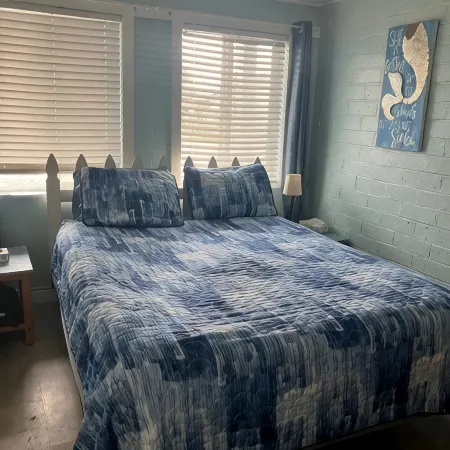 Charming studio in terrific Pacific Beach with WiFi. Under 5 min walk to beach