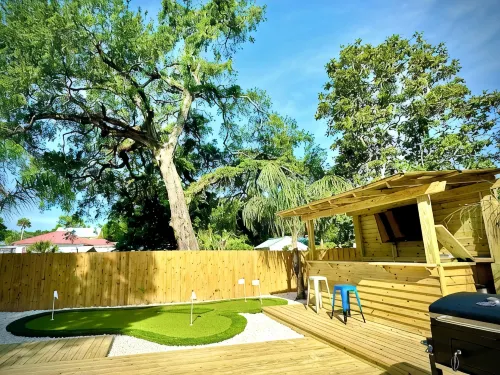 Completely renovated luxury home. Putt putt golf, bocce, etc.  Walk to downtown! - บังกะโล