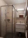 Centrally located, newly renovated non-smoking apartment with pool and sauna. - 游泳池
