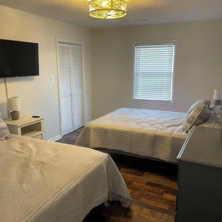 Charming 2-bedroom cottage near downtown Surfside Beach. Quick walk to the beach