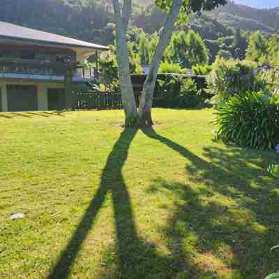 Waterfront & spacious.  Room for cars & boat trailer. 6KM from Havelock Marina Hotel Exterior