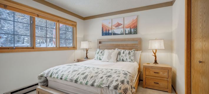 Private Game Room, Close to Town Center and Ski Resort! Pool, Hot Tub & Sauna! Hotels in Big Sky