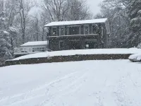 Entire Guest Suite in Haus Edelweiss on the Blue Ridge Parkway Отели в г. Мак-Дауэлл