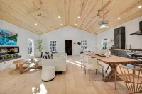 NEW BUILD modern but charming , top of the line everything! West St. Augustine - บังกะโล