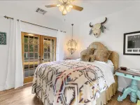 A "Willie" Nice House, with a Willie Nice View! 509 East Avenue, Marble Falls Hotels in Marble Falls