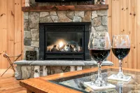 Lake Escape; Sleeps12, Hottub, Gameroom & Utv, Direct Snowmobile - Homestays