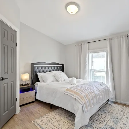 Perfect Large Group Getaway Near Grand Park, Ruoff Music Center