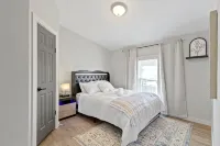 Perfect Large Group Getaway Near Grand Park, Ruoff Music Center