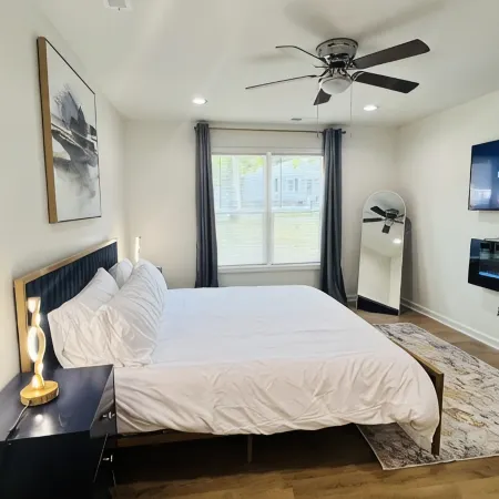 "Blue Belle"-A Magestic Modern Retreat w/ King Bed