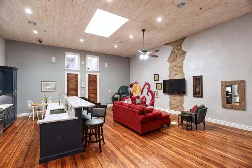 Octopus Lounge on Strand- historic neighborhood, local shops and dining - Condos