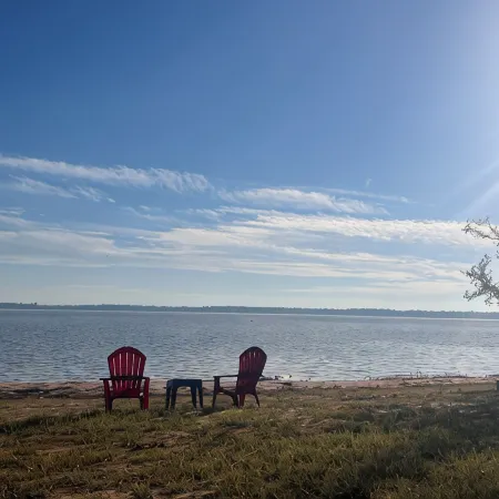 Cozy fisherman cabin step from Lake Sam Rayburn