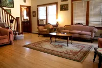 The Ross House 1930's Craftsman Style House - Homestays