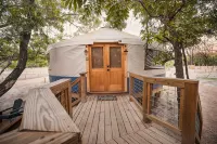 Blue Jay Yurt/Private Hot Tub/Cold A/C!! /River Access/Close to Town! - Hytter