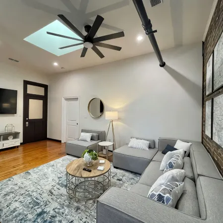 Charming 2-bedroom 2-bath condo with AC and WiFi in pleasant Downtown Hammond!