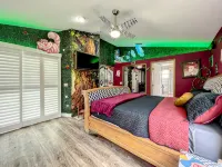 Amenity Paradise! Theater, Game-room, Mini Golf, Outdoor Bowling & Hot Tub! - balcony