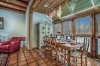 Walk to Plaza, A/C, Deck, Fireplace, Close to Ski - บังกะโล