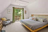 Cozy Chalet in Charming Front Royal with Stunning Views and Refinished Basement! - balcony