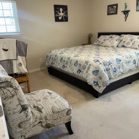 Coastal Blue. 2 minutes to Gulf of Mexico. Private backyard for BBQ/entertaining