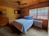 Beautiful River Front Cabin with Private Dock! Perfect spot for Trout Fishing! - con encanto