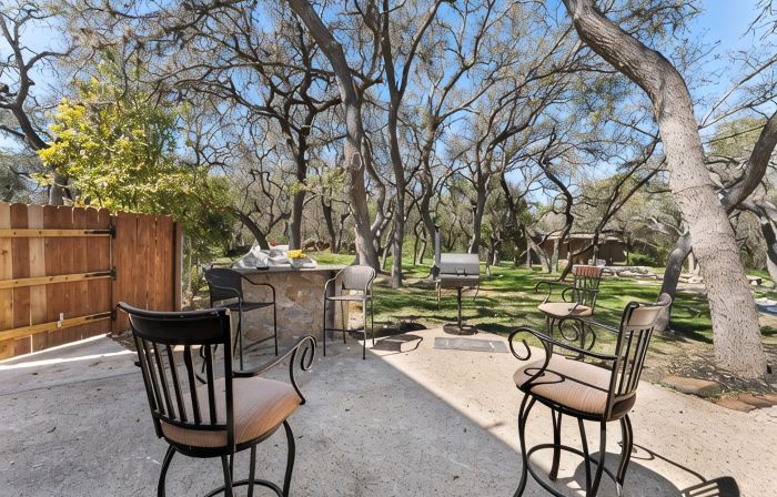 Luxury retreat in prime location close to entertainment, restaurants & shopping