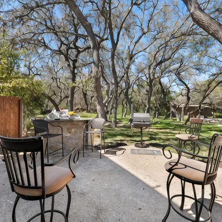 Luxury retreat in prime location close to entertainment, restaurants & shopping