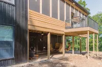 Luxurious Speakeasy Lodge, Hot Tub, Wifi & Hidden Speakeasy! Mins from the Caves - balcony
