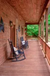 Cozy & kid friendly cabin w/ million $ views, hot tub, game room, and fire pit!! - Chalets