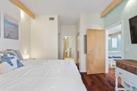 European Village Beach Retreat, minutes from the beach and local attractions! - balcony