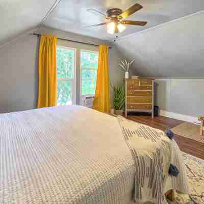Cozy Modern Home Near Wsu,  Pet-Friendly, Fast Wi-Fi & Fire Pit Rooms