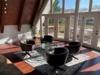 The Chalet on Lake Wylie, 5000 sq ft, Sleeps16, Pet Friendly, Close to Charlotte - 4-Star
