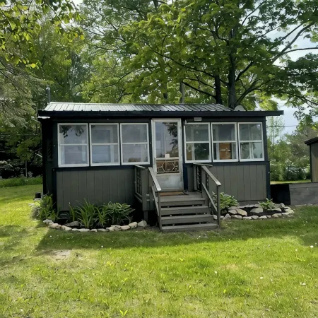 Cozy Cabin with beautiful view of Lake Michigan. Pet Friendly
