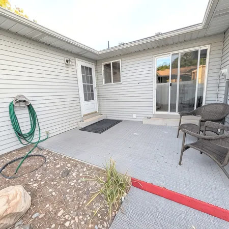The Hideout-Single Level 2Br/2BA Townhouse Near Highland!