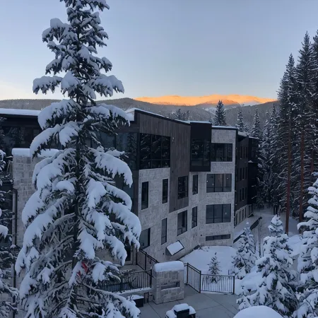 The "Powder Day" of Ski Condos! Ski-in Ski-Out, Great Vibe, Chef's Kitchen + EV!