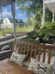 Cozy efficiency ONE large room ONE QUEEN bed apartment with kitchenette no oven. - Wifi