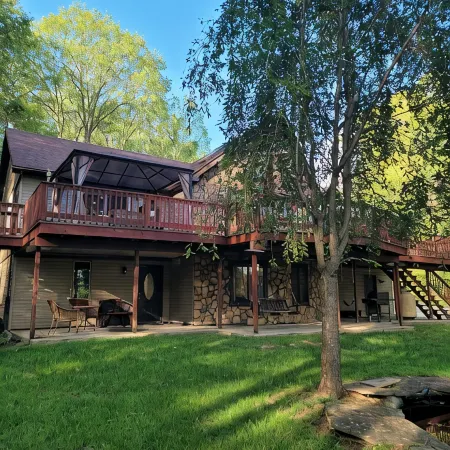 Large 3 Bedroom on Wooded Lot, Pool, Hot Tub Min to Pennstate