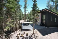 Chalet Black: Modern Ski Resort Haven in Wooded Paradise! 4 queen beds - Feriehus