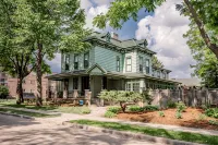 Entire Victorian Mansion - Near Main St & Farmer’s Mkt - Sleeps12 - Hot Tub