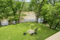 Big Riverfront Cabin #5 on the James! Sleeps 12, #5 of 5 Cabins - Alppimaja