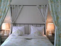 Boutique Hotel Kugel Wien Hotels near نيوباو. .07
