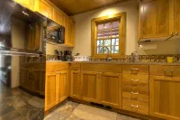 Doig Cabin: Support a great cause while on vacation! - 샬레 호텔