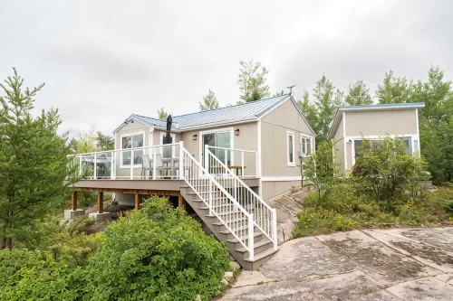 LAKEFRONT COTTAGE WITH GREAT VIEWS, FULL KITCHEN, & STARLINK Wi-Fi - 4 ดาว