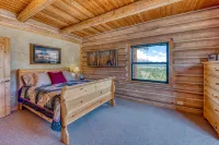 Authentic Quaint Log Cabin w/ Stellar Views & Hot Tub - Chalets