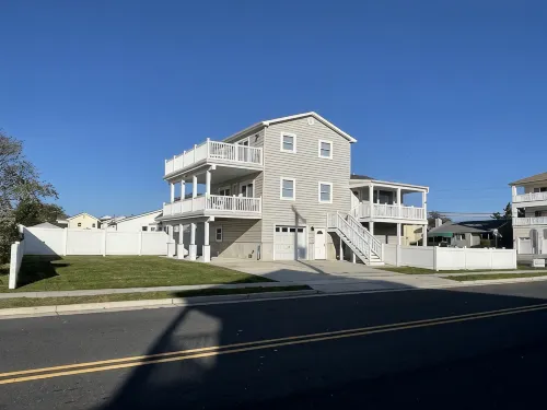 Bayview Home Endless decks Elevator, Every  bedroom has a bath and deck access. - 3-Star