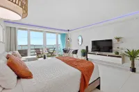 Luxury Oceanfront Studio • Stunning Views • Pool • Balcony + Free Parking - 발코니