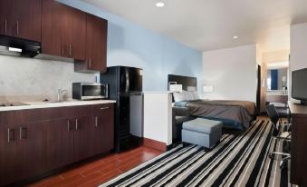 Super 8 by Wyndham Dilley TX